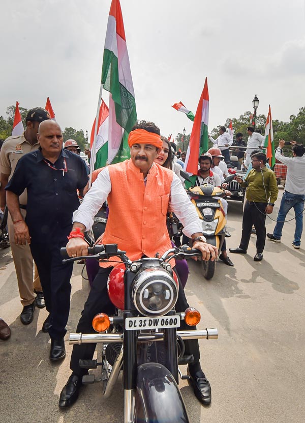 सांसद मनोज तिवारी पर लगा 41,000 रुपये का जुर्माना, रैली में बिना हेलमेट के चला रहे थे बाइक