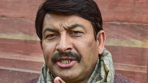 सांसद मनोज तिवारी पर लगा 41,000 रुपये का जुर्माना, रैली में बिना हेलमेट के चला रहे थे बाइक