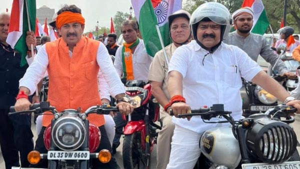 सांसद मनोज तिवारी पर लगा 41,000 रुपये का जुर्माना, रैली में बिना हेलमेट के चला रहे थे बाइक