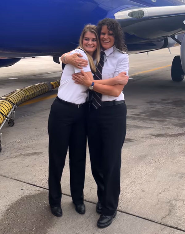 पायलट माँ-बेटी की जोड़ी ने साथ में उड़ाई प्लेन, सोशल मीडिया पर वारल हुआ वीडियो