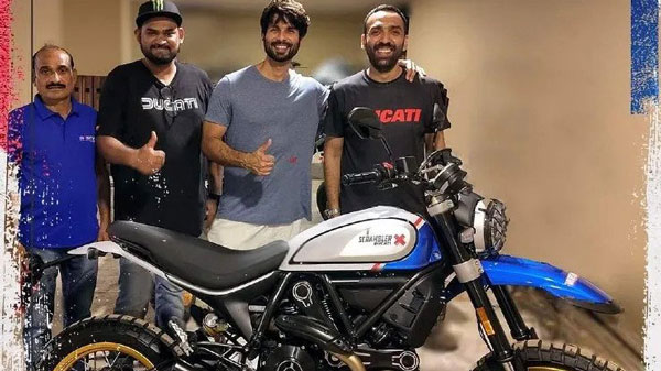 शाहिद कपूर ने खरीदी डुकाटी स्क्रैम्बलर डेजर्ट स्लेड बाइक, 14 लाख रुपये है कीमत, जानें क्या हैं खूबियां