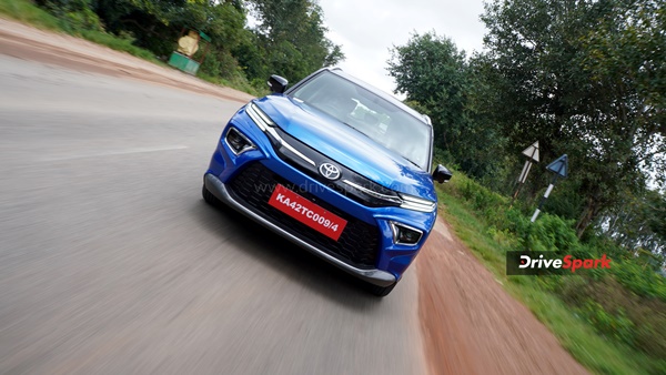 टोयोटा अर्बन क्रूजर हाईराइडर रिव्यू - नए जमाने की आदर्श एसयूवी?