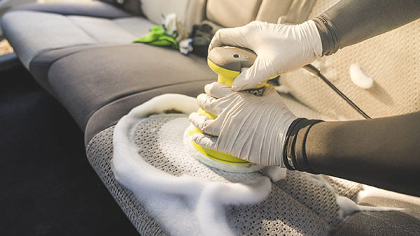 कार के लेदर सीट से दाग कैसे छुड़ाएं, जानिए आसान टिप्स में