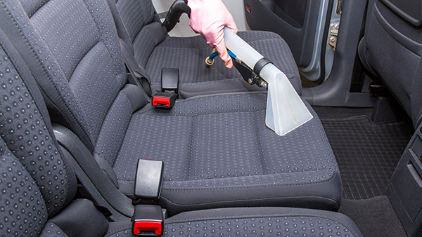 कार के लेदर सीट से दाग कैसे छुड़ाएं, जानिए आसान टिप्स में