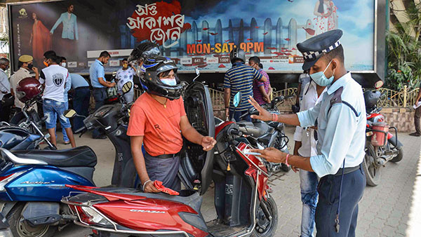 बाइक चलाते समय इस डिवाइस के इस्तेमाल पर लगा बैन, 3 महीने के लिए रद्द होगा ड्राइविंग लाइसेंस