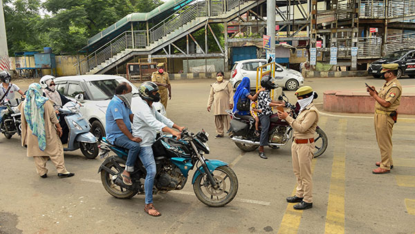 बाइक चलाते समय इस डिवाइस के इस्तेमाल पर लगा बैन, 3 महीने के लिए रद्द होगा ड्राइविंग लाइसेंस