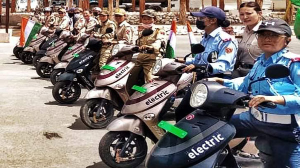 अब लद्दाख पुलिस भी चलाएगी हीरो इलेक्ट्रिक के ई-स्कूटर्स, 90 किमी. की रेंज, इतने घंटें में होती है चार्ज