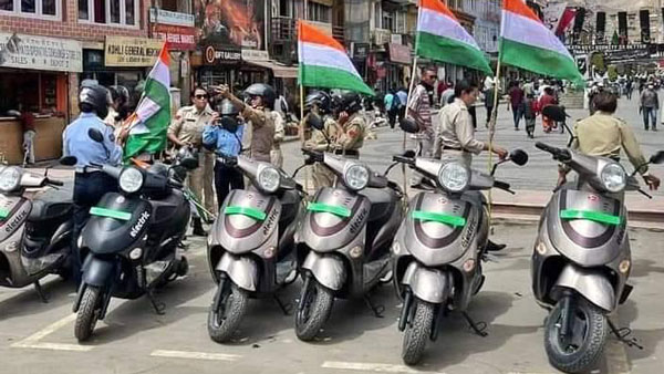 अब लद्दाख पुलिस भी चलाएगी हीरो इलेक्ट्रिक के ई-स्कूटर्स, 90 किमी. की रेंज, इतने घंटें में होती है चार्ज