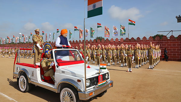 टीआरएस के नेता ने अमित शाह के काफिले के आगे खड़ी कर दी कार, जानें सिक्योरिटी गार्ड ने क्या किया