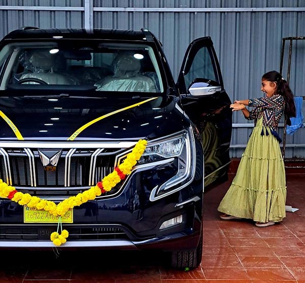 ग्राहक ने खरीदी एक्सयूवी700, आनंद महिंद्रा से साझा की परिवार की खुशी