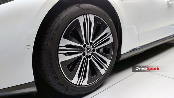 मर्सिडीज-बेंज की लग्जरी इलेक्ट्रिक कार EQS 580 भारत में हुई लाॅन्च, फुल चार्ज पर चलती है 857 किलोमीटर