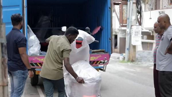 ओला एस1 इलेक्ट्रिक स्कूटर की डिलीवरी शुरू, पहले ही दिन कई ग्राहकों को मिली स्कूटर