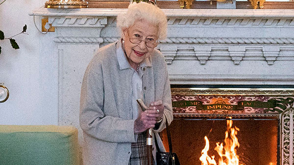 महारानी एलिजाबेथ द्वितीय चलाती थीं करोड़ों की कारें, लैंड रोवर से लेकर बेंटले तक थी उनके गैराज में शामिल