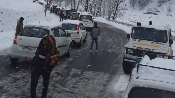 कार से करना चाहते हैं पहाड़ी इलाकों का सफर? जानें किस तरह करें सुरक्षित ड्राइविंग