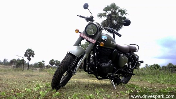 कार्तिक आर्यन भी हैं रॉयल एनफील्ड के दीवाने, इस बाइक के साथ फैंस को कहा- हैप्पी दशहरा