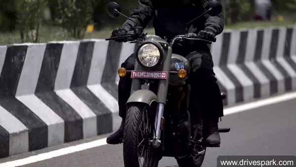 कार्तिक आर्यन भी हैं रॉयल एनफील्ड के दीवाने, इस बाइक के साथ फैंस को कहा- हैप्पी दशहरा