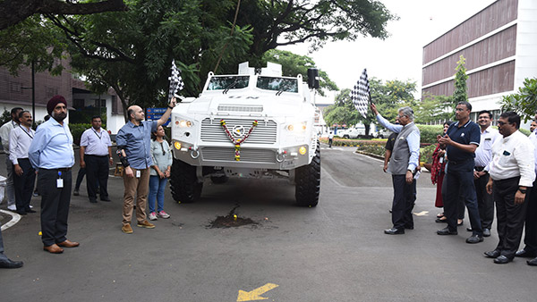 भारतीय सेना को मिला कल्याणी एम4 बख्तरबंद वाहन, 50 किलो आईईडी विस्फोट भी कुछ बिगाड़ न पाएगा इसका 