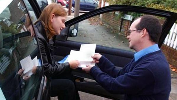 नई कार खरीदने से पहले डीलर से जरूर पूछें ये 10 सवाल, नहीं तो पड़ जाएंगे परेशानी में