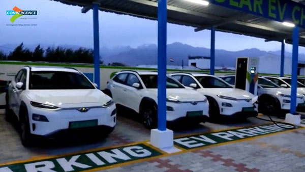 इलेक्ट्रिक कार से लंबे ट्रिप पर जाने की कर रहे हैं प्लानिंग? जान लें किन समस्याओं का करना पड़ सकता है सामना