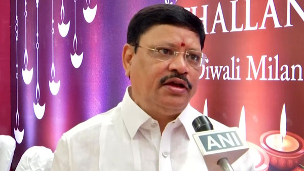 मालिक ने कर्मचारियों को दिवाली गिफ्ट में बांटी 1.2 करोड़ रुपये की कार और बाइक, कर्मचारी हुए खुश