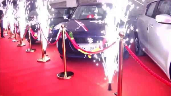 मालिक ने कर्मचारियों को दिवाली गिफ्ट में बांटी 1.2 करोड़ रुपये की कार और बाइक, कर्मचारी हुए खुश