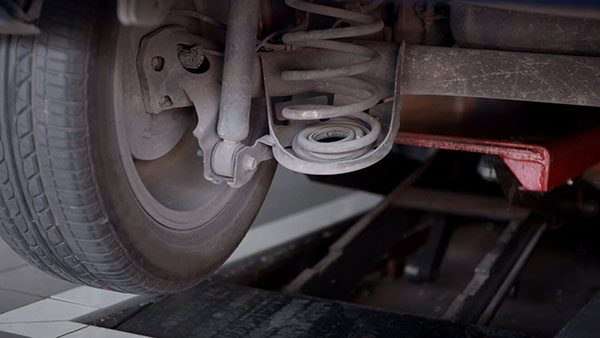 क्या स्पीड ब्रेकर में टकराती है आपकी कार? जानें ग्राउंड क्लीयरेंस को बढ़ाने के आसान तरीके