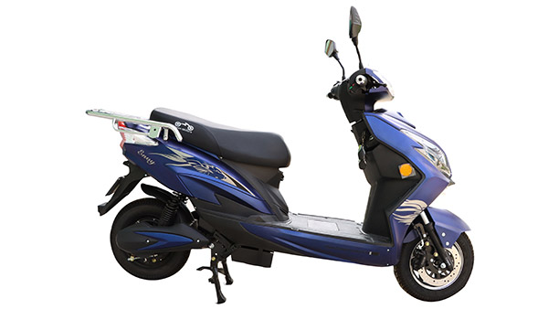 नियमों का उल्लंघन कर बेची जा रही हैं कम स्पीड वाली इलेक्ट्रिक स्कूटर, सरकार ने दी कंपनियों को चेतावनी