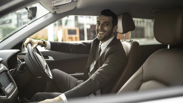 2. स्टीयरिंग व्हील के बहुत पास बैठने से बचें