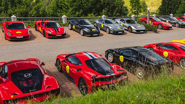 फरारी का नाम सुनते ही मन में आता है लाल रंग का जवाब, जानिए क्या है वजह और दूसरे रंग विकल्प