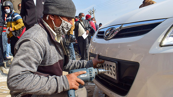 एचएसआरपी नंबर प्लेट नहीं होने पर लग सकता है जुर्माना, जानिए गुम या खराब होने पर क्या करें