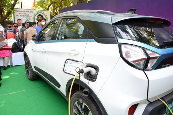 इलेक्ट्रिक कार से लंबे ट्रिप पर जाने की कर रहे हैं प्लानिंग? जान लें किन समस्याओं का करना पड़ सकता है सामना