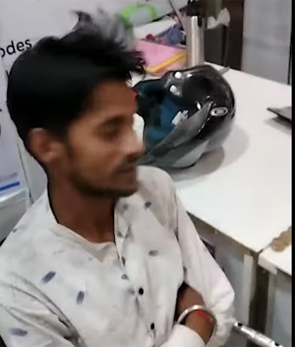 स्कूटर खरीदने के लिए 5,000 सिक्को में किया 50,000 रुपये का पेमेंट, सिक्के गिनने का वीडियो हुआ वायरल