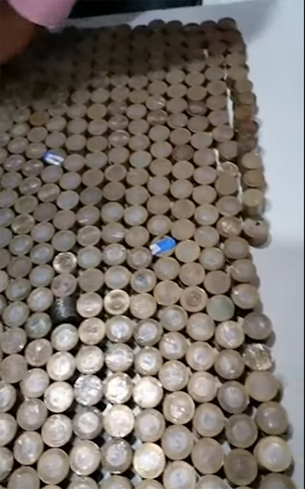 स्कूटर खरीदने के लिए 5,000 सिक्को में किया 50,000 रुपये का पेमेंट, सिक्के गिनने का वीडियो हुआ वायरल
