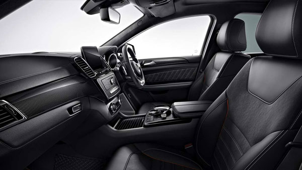 मर्सिडीज की 1 करोड़ रुपये वाली कार में एयरपोर्ट पहुंचे आर्यन और सुहाना खान, देखें तस्वीरें