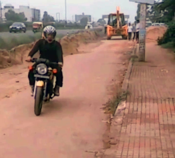 अपनी पसंदीदा यामाहा आरडी350 चलाते दिखे धोनी, पुराने मॉडल को किया है रिस्टोर