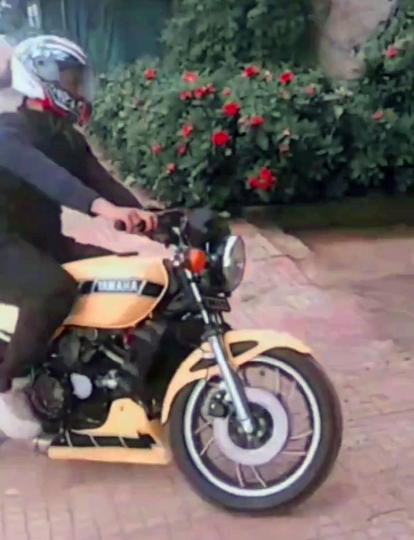 अपनी पसंदीदा यामाहा आरडी350 चलाते दिखे धोनी, पुराने मॉडल को किया है रिस्टोर