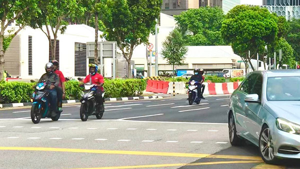 बाइक की कीमत से भी ज्यादा हुआ बाइक के परमिट बनवाने का खर्च! इस देश में चल रहा गजब नियम