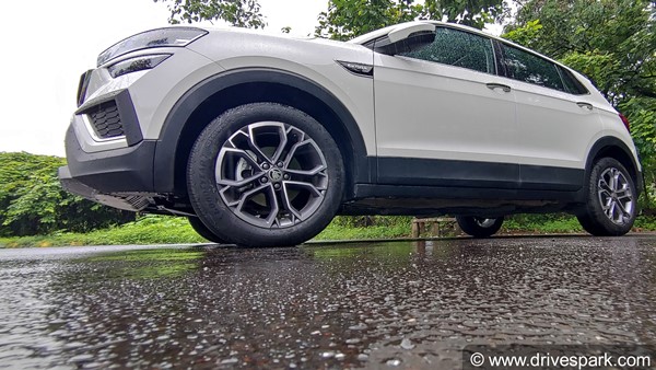 क्या स्पीड ब्रेकर में टकराती है आपकी कार? जानें ग्राउंड क्लीयरेंस को बढ़ाने के आसान तरीके