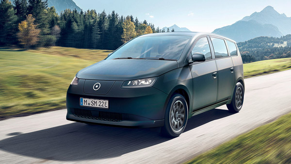 सूरज की रोशनी से चलने वाली इलेक्ट्रिक कार हुई लॉन्च, जाने कितना है रेंज