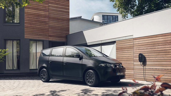 सूरज की रोशनी से चलने वाली इलेक्ट्रिक कार हुई लॉन्च, जाने कितना है रेंज