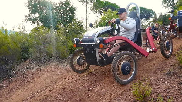 आनंद महिंद्रा ने शेयर किया मकड़ी जैसा चलने वाला वाहन, उबड़-खाबड़ रास्तों को चुटकियों में करता है पार