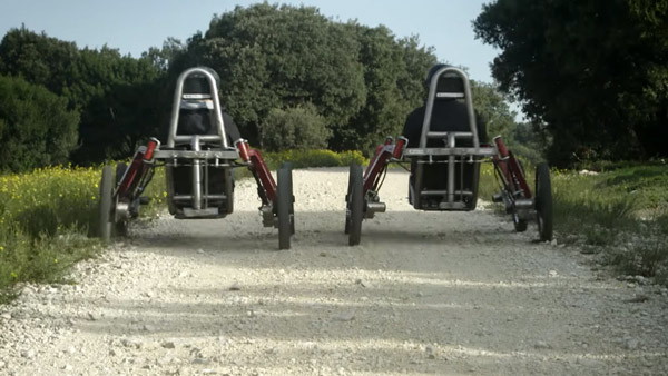 आनंद महिंद्रा ने शेयर किया मकड़ी जैसा चलने वाला वाहन, उबड़-खाबड़ रास्तों को चुटकियों में करता है पार