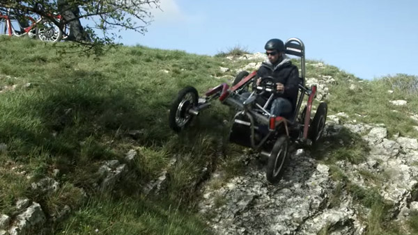 आनंद महिंद्रा ने शेयर किया मकड़ी जैसा चलने वाला वाहन, उबड़-खाबड़ रास्तों को चुटकियों में करता है पार