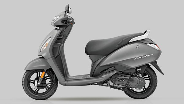 स्कूटर खरीदने के लिए 5,000 सिक्को में किया 50,000 रुपये का पेमेंट, सिक्के गिनने का वीडियो हुआ वायरल