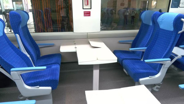 पहले भैंस, फिर गाय, तीसरी बार बैल से टकरा कर क्षतिग्रस्त हुई वंदे भारत एक्सप्रेस, अगले सिरे का निचला हिस्सा टूटा