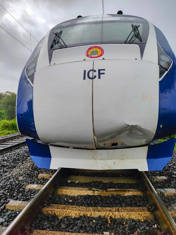 पहले भैंस, फिर गाय, तीसरी बार बैल से टकरा कर क्षतिग्रस्त हुई वंदे भारत एक्सप्रेस, अगले सिरे का निचला हिस्सा टूटा