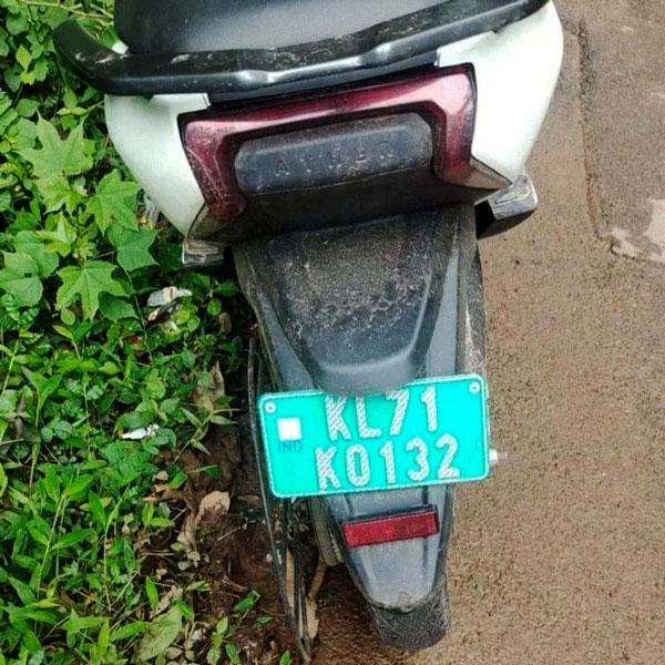 कार ड्राइवर का हेलमेट नहीं पहनने पर कटा 500 रुपये का चालान, घटना सोशलमीडियापरवायरल