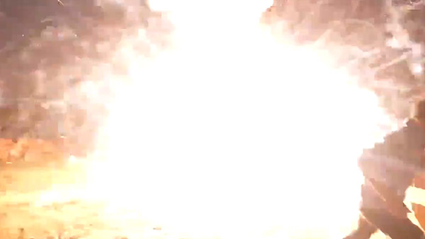 वायरल वीडियो: कार में लगाए 10,000 पटाखे, जानिए फिर क्या हुआ?