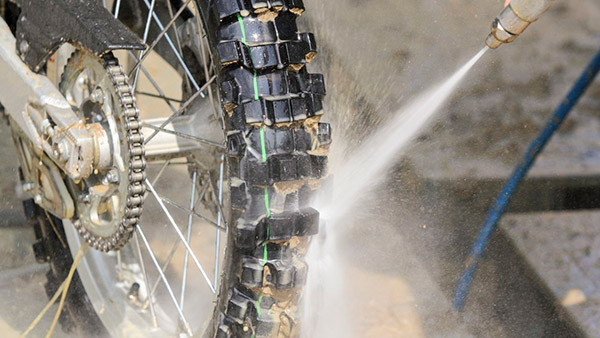 ये 7 चेतावनी बताती हैं बाइक का टायर बदलवाने का सही समय, जान लें अभी नहीं तो होगा नुकसान