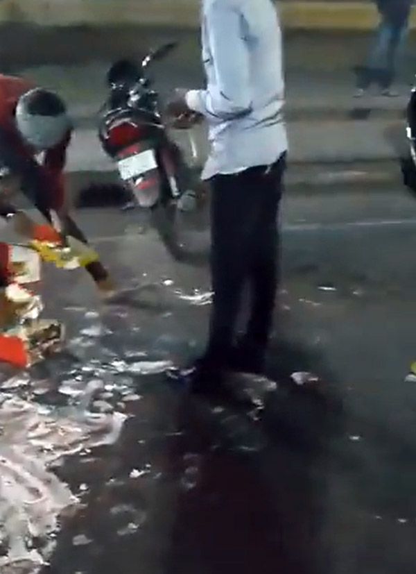 जन्मदिन पर बर्थडे बाॅय को साफ करनी पड़ गई सड़क, यूपी पुलिस ने कुछ ऐसे लगाई क्लास, देखें वीडियो